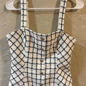 White House Black Market White and Black Cropped Top Size 6P